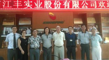 在香港，銷(xiāo)售每三只冰鮮雞就有兩只是江豐出品，但中國(guó)大陸的市場(chǎng)更大，這次找中擂合作就是要打開(kāi)家門(mén)口的市場(chǎng)。中擂團(tuán)隊(duì)開(kāi)局便簽約虎艷芬作江豐代言，我們對(duì)接下來(lái)的合作充滿(mǎn)信心。